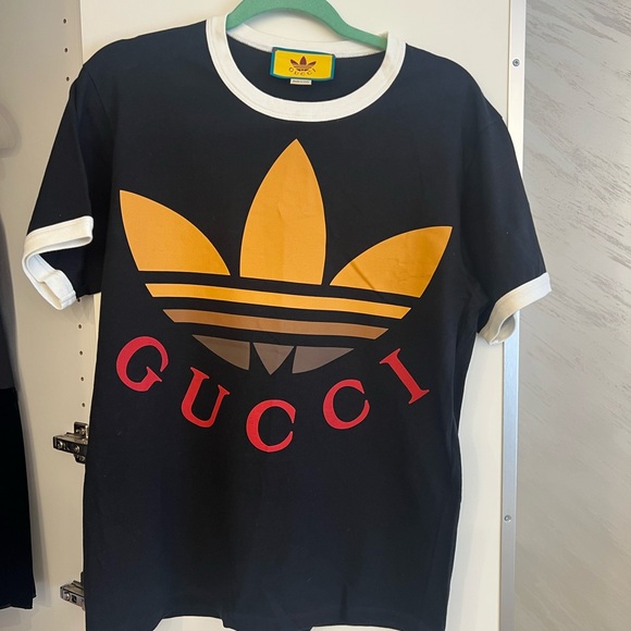 Gucci Black T-Shirt with Gold and Red Logo - Picture 1 of 9